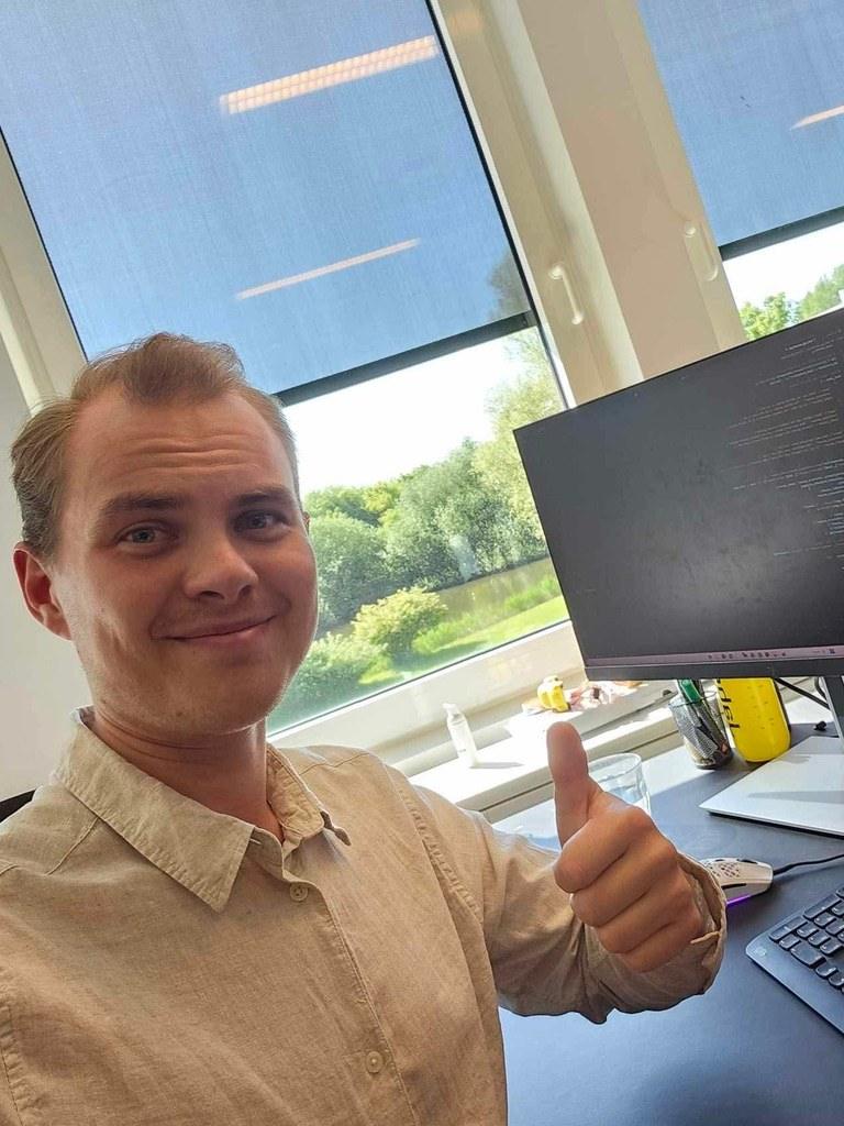 Golfboys' bookie ved skrivebordet med tommelfingeren oppe